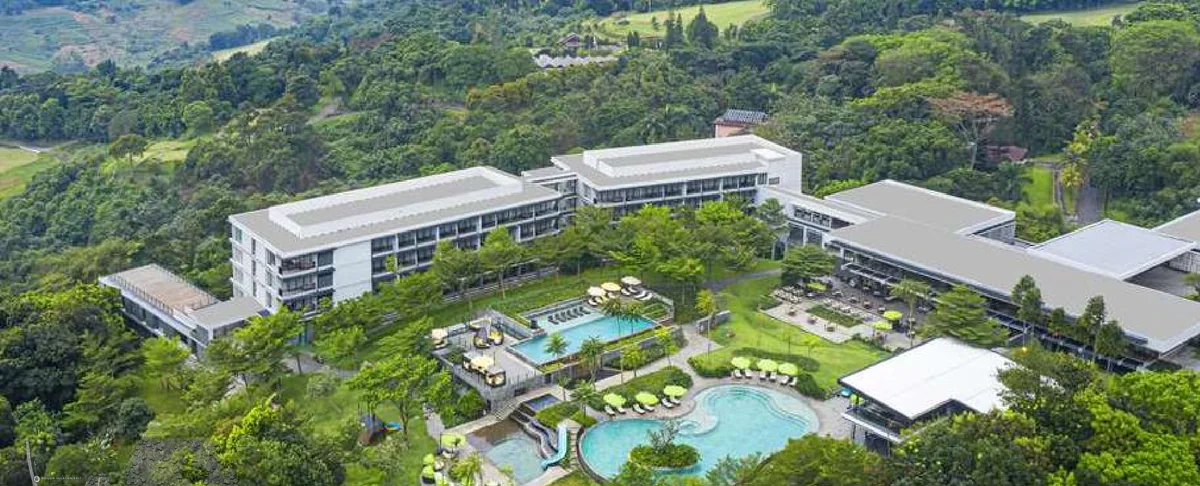 Aerial Royal Tulip Hotel & Resort Angsana dengan kolam renang resort