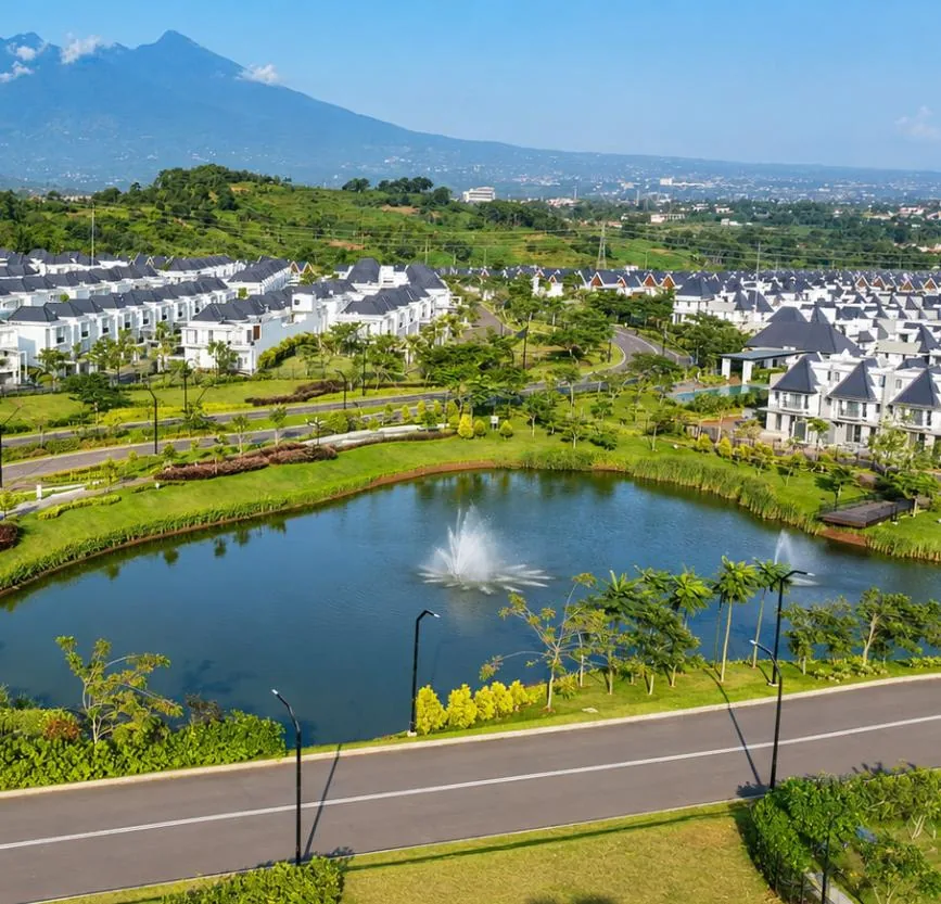 Danau kawasan dengan air mancur dan deretan rumah Summarecon Bogor